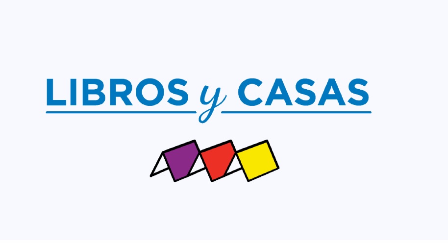 La imagen muestra el título de la biblioteca en color celeste y tres libros abiertos: uno color violeta, otro rojo y por último, uno amarillo formando el techo de las casas. Fuente de la foto: Biblioteca Libros y Casas