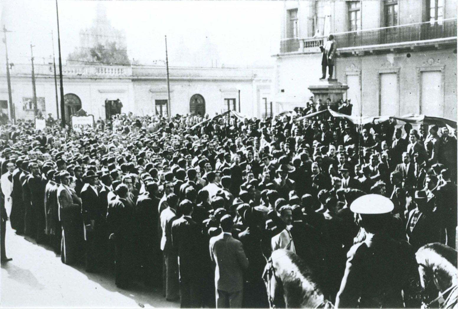 Convención de estudiantes repudiando el acto vandálico, con la estatua repuesta en su pedestal, 1918