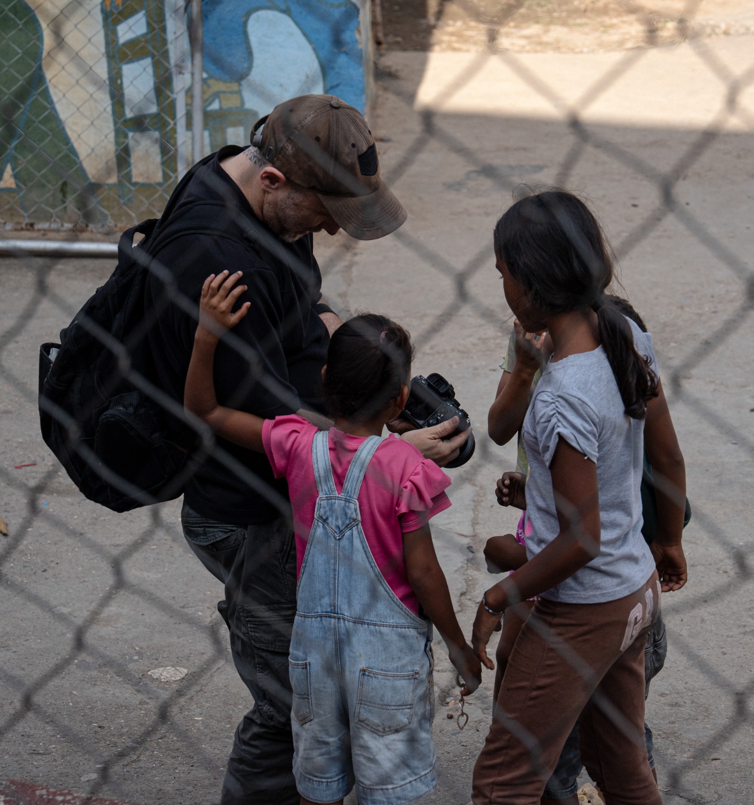 Andrés Dunayevich, cronista de esta nota, en el barrio de La Vega hablando con los niños y niñas el día de la llegada a Venezuela (Foto: Fernando Mercado)