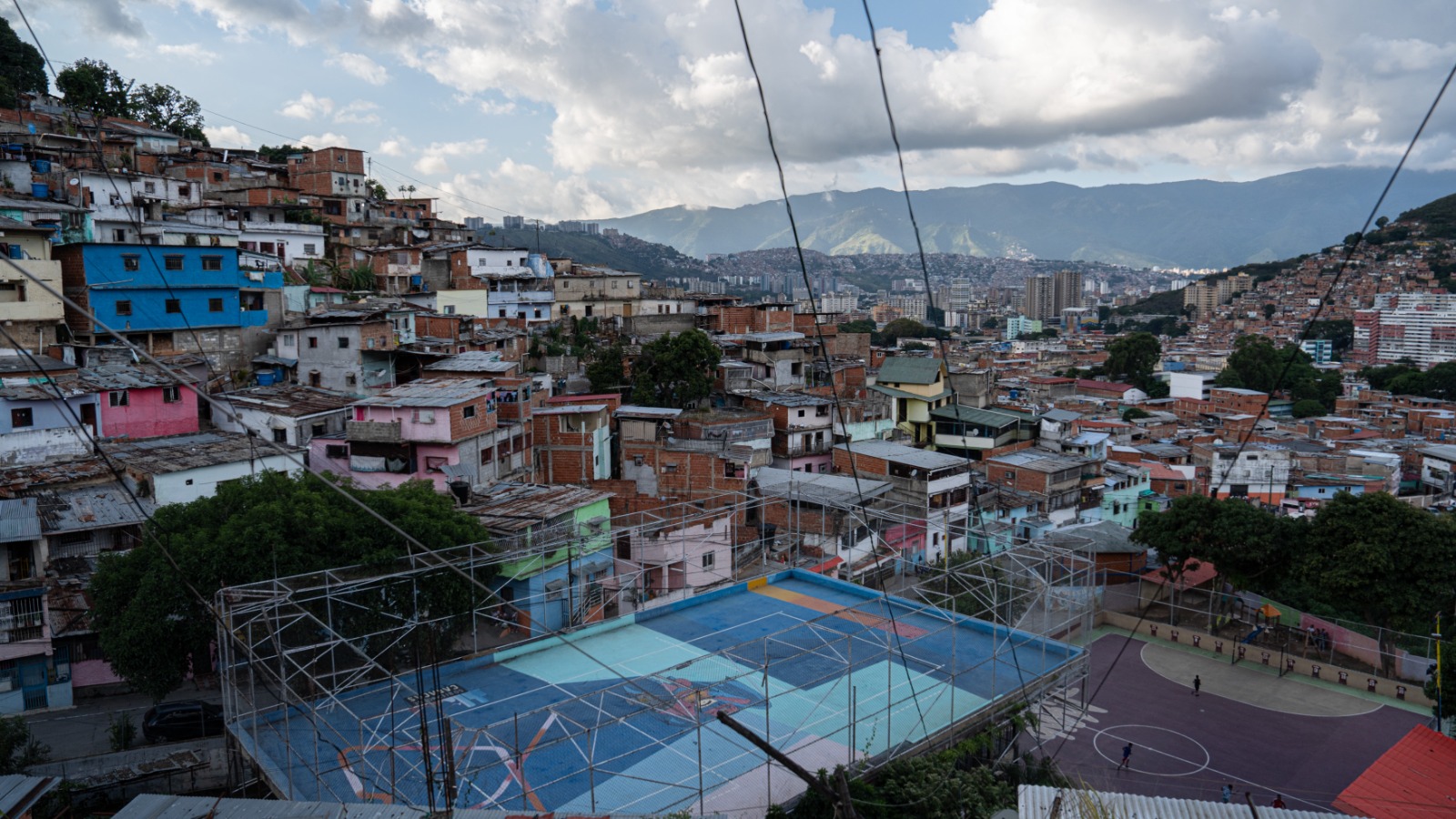 Cancha de básquet y baseball multiuso donde juegan los “chamos” en el barrio de La Vega (Foto: Fernando Mercado)