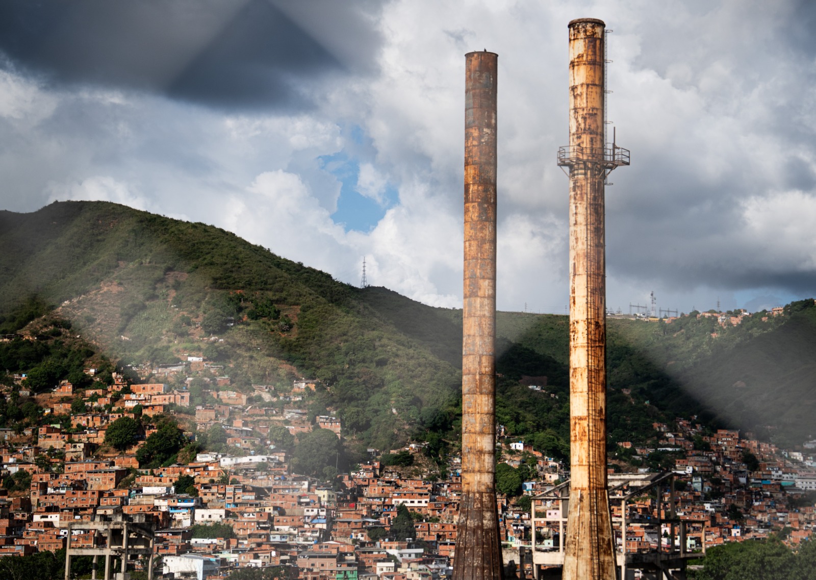 Las famosas chimeneas de la ex fábrica de cemento que representan y se ven en el barrio de La Vega (Foto: Fernando Mercado)