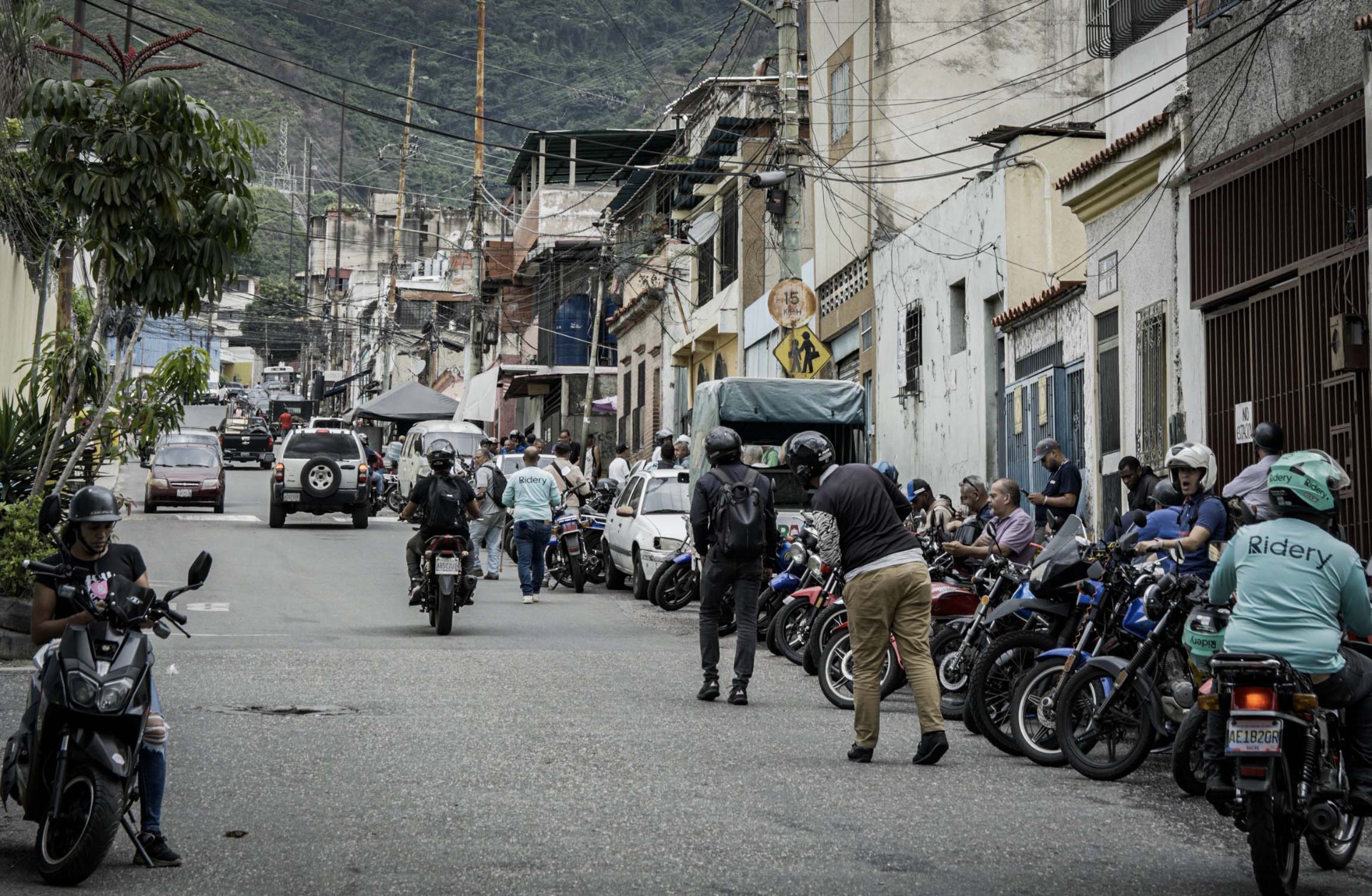 Motos haciendo cola para cargar gasolina. Foto: Fernando Mercado