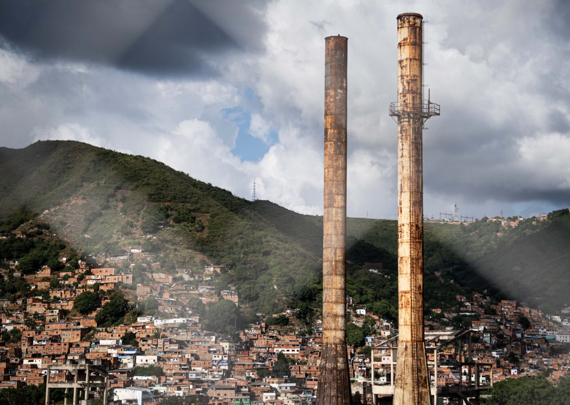 Las chimeneas de La Vega, ex fábrica de cemento. Foto: Fernando Mercado