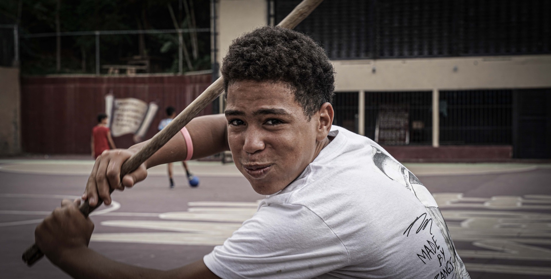 Joven jugando baseball, en la cancha de La Vega. Todo el tiempo decía “qué mirá, bobo”. Foto: Andrés Dunayevich