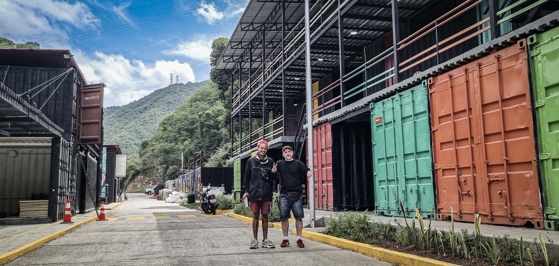 Parque Industrial Tecnológico Karicuao Karibe junto a Jean, artista y camarógrafo. 