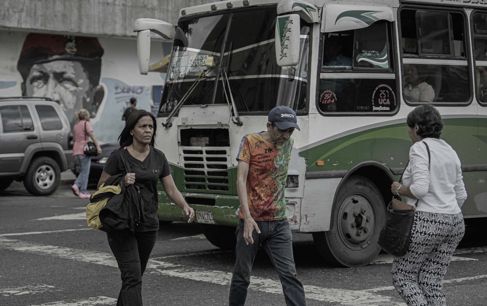 Peatones y bus en Caracas. Foto: Fernando Mercado
