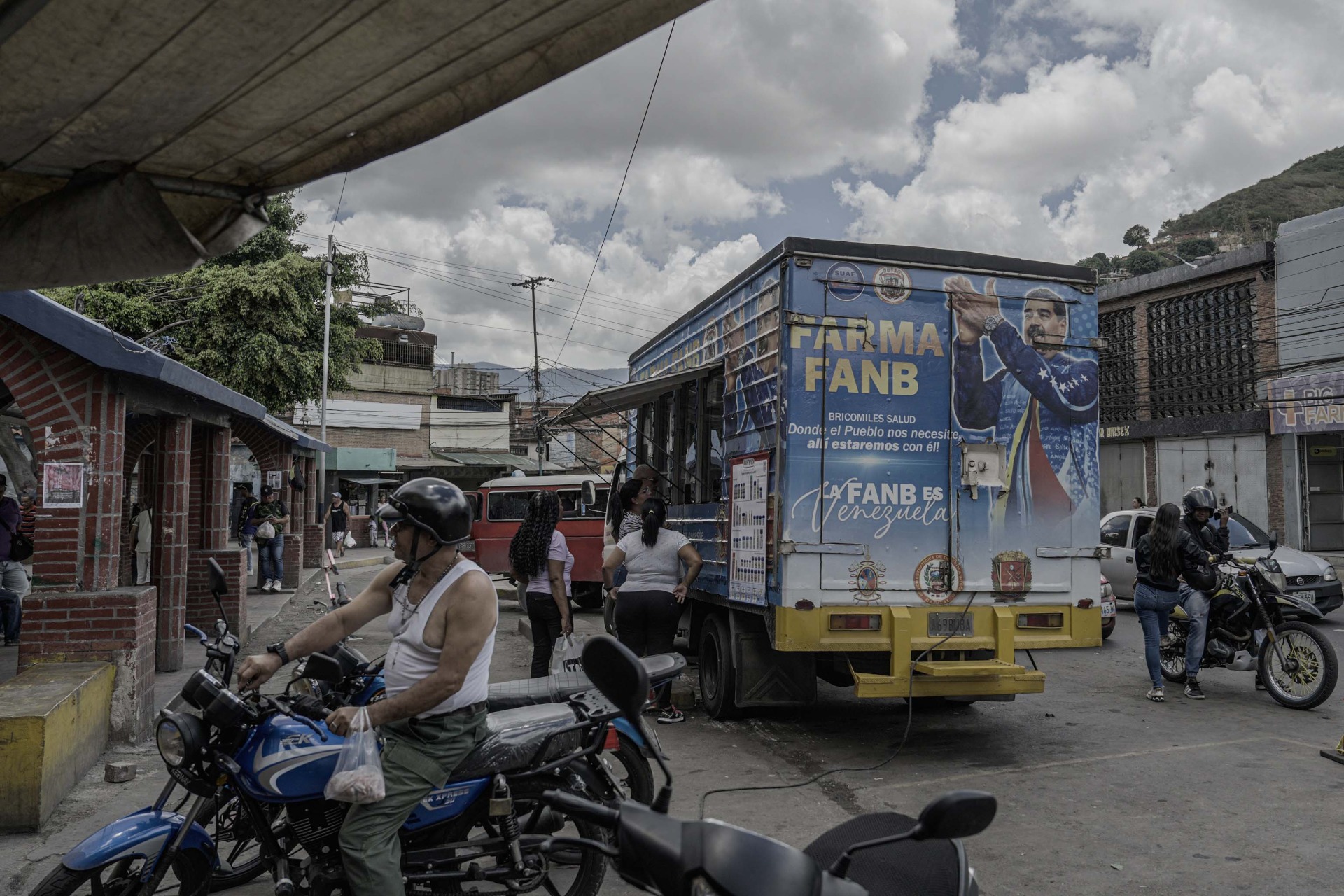 Fuerza Armada Nacional Bolivariana (FANB) que consiste en la creación de espacios (farmacias físicas y móviles) para garantizar el acceso a medicamentos. Foto: Fernando Mercado