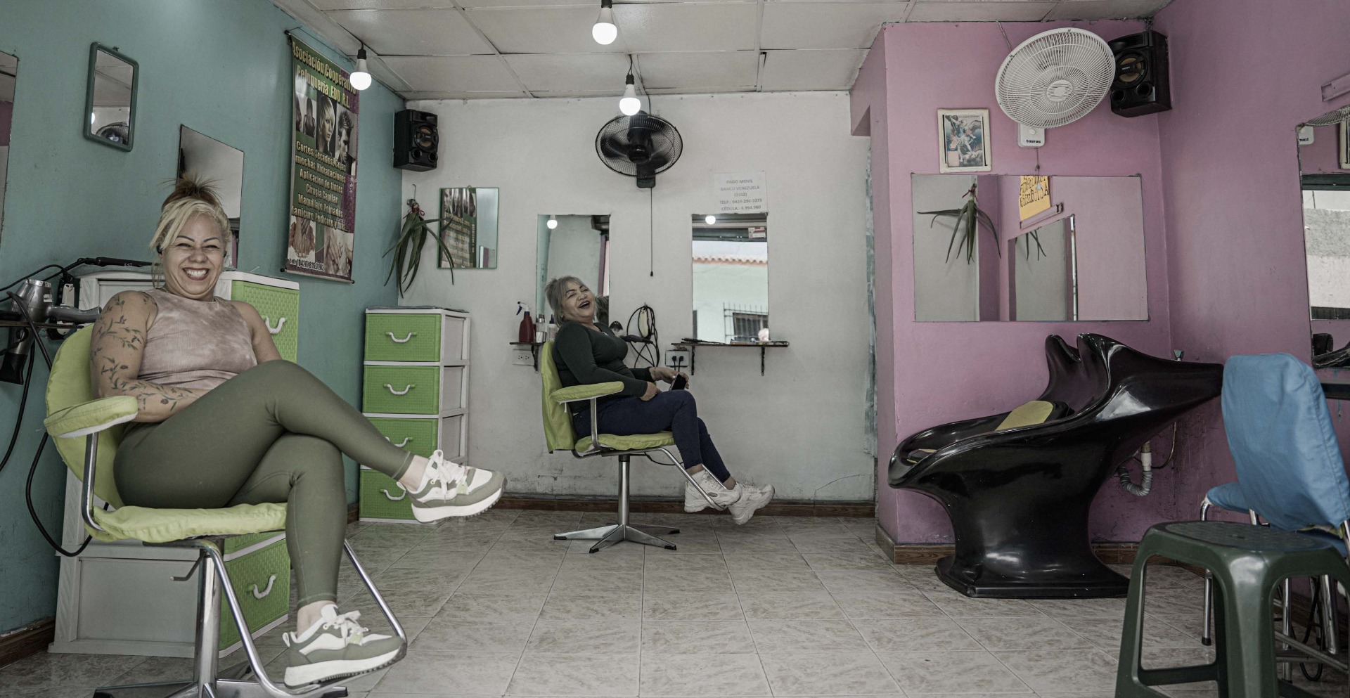 Peluquería con entrada abierta de la vía pública. Felicidad y música constante. Foto: Fernando Mercado