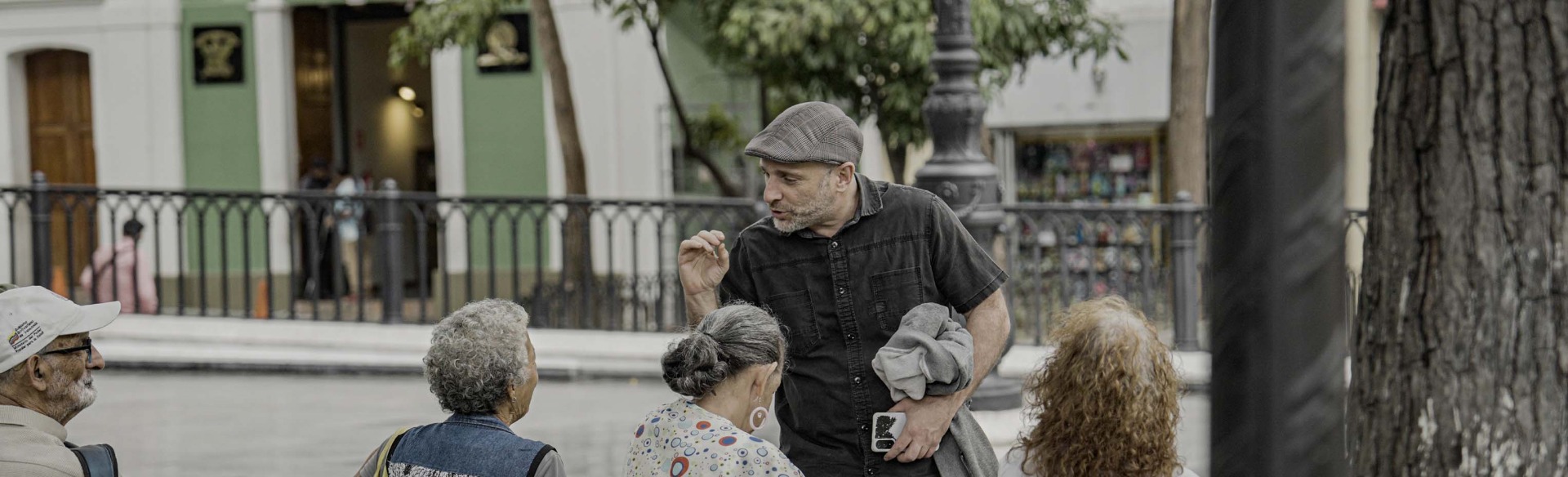 Hablando con la gente en Plaza Bolívar de Caracas. La señora me cuenta de la Orquestas y Coros Juveniles e Infantiles "El Sistema". Fundado por José Antonio Abreu. Foto: Fernando Mercado