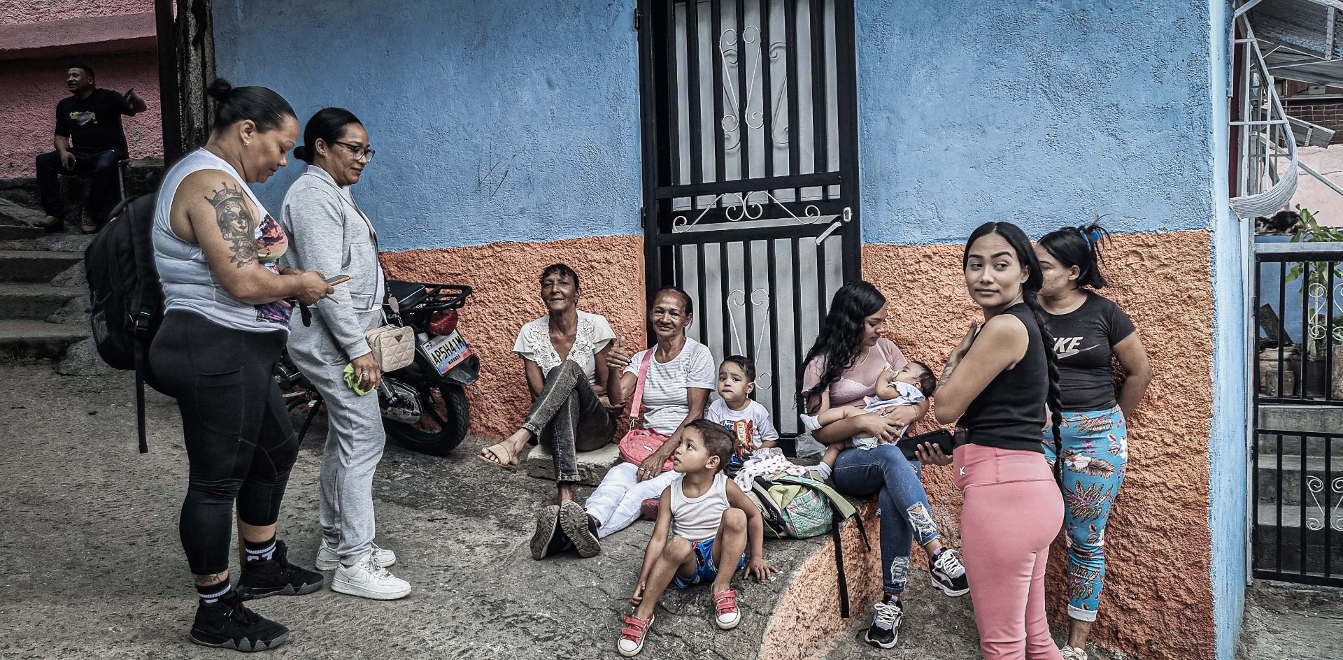 La gente reunida disfrutando en el barrio de La Vega. Foto: Fernando Mercado