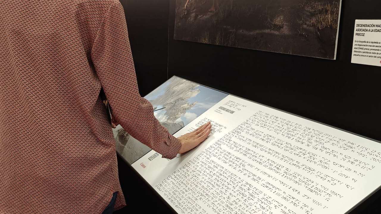 La imagen muestra a una persona leyendo en braille la información de la fotografía. Fuente: Computer Hoy