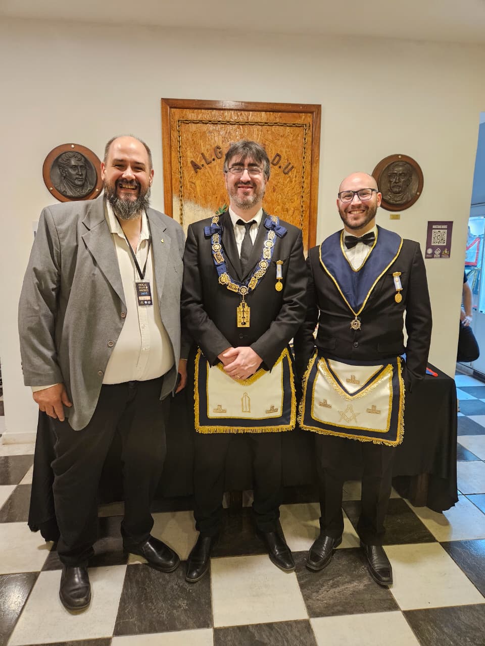De izquierda a derecha: Juan Manuel González, administrador casa masónica de Igualdad 80 - Eduardo Mas Valenzuela, Gran 2º Vigilante - Ignacio Paillet, Gran Consejero zonal