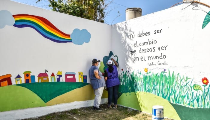 La imagen muestra a dos personas pintando las paredes. Fuente de la foto:GEF Informa