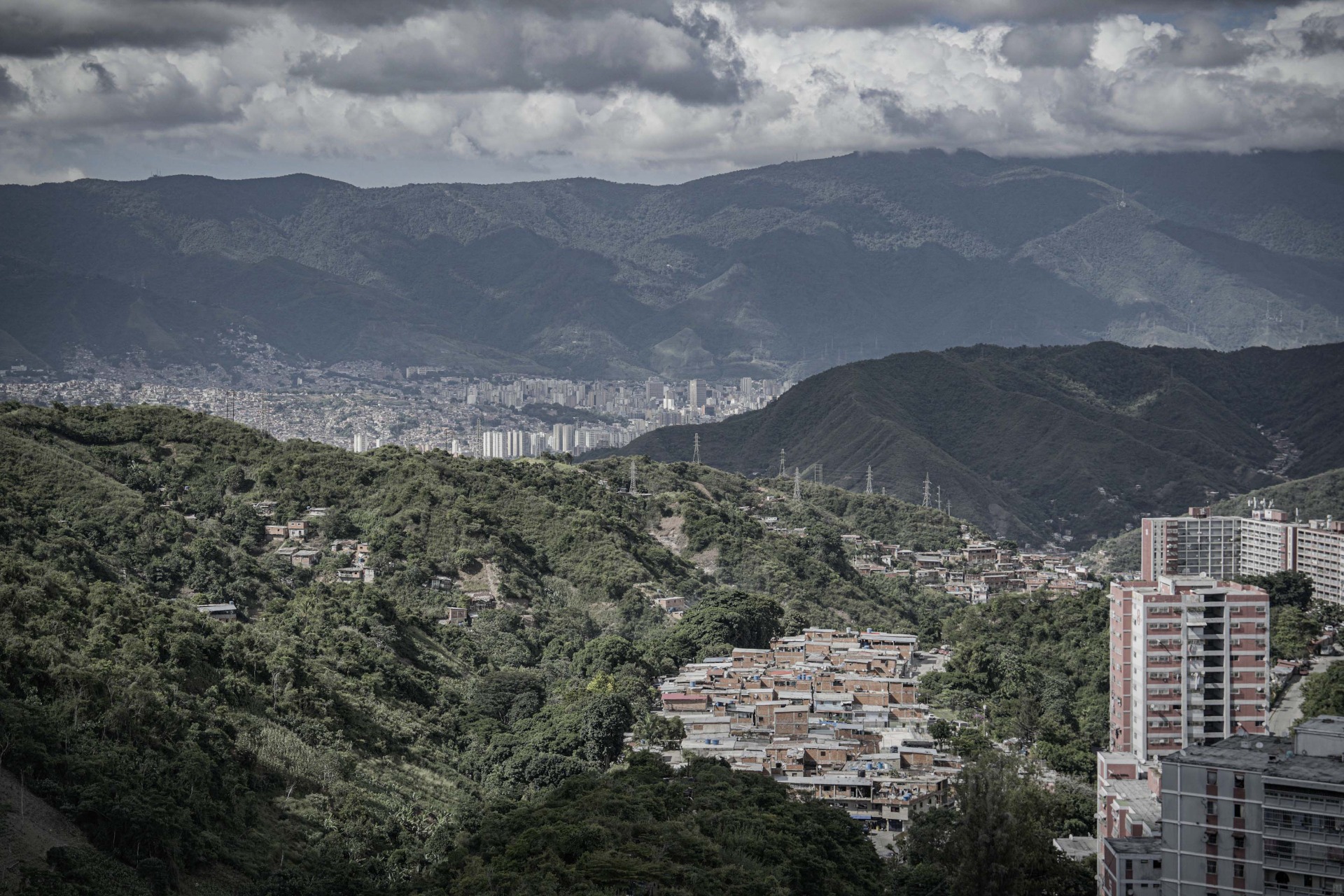Vista de barrios populosos de Caracas, Venezuela.