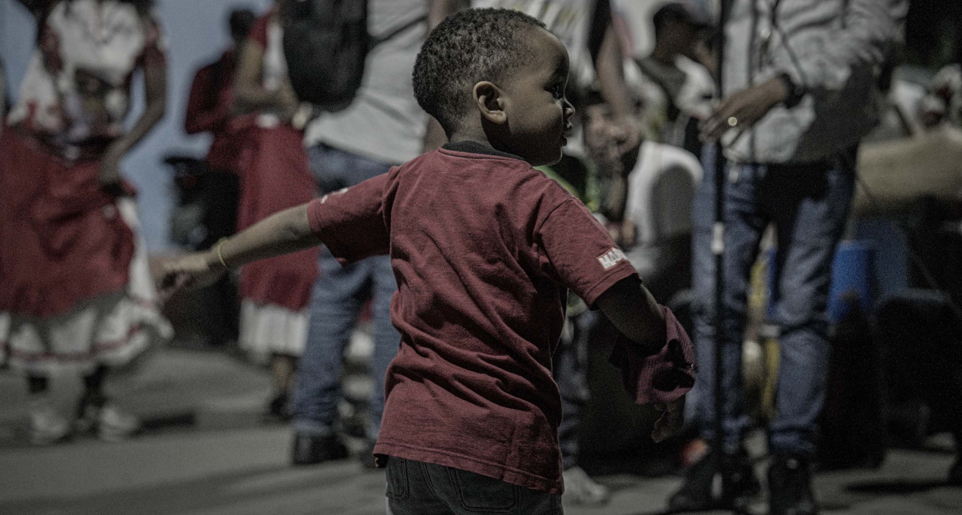  La música vibra desde los pies hacia todo el cuerpo