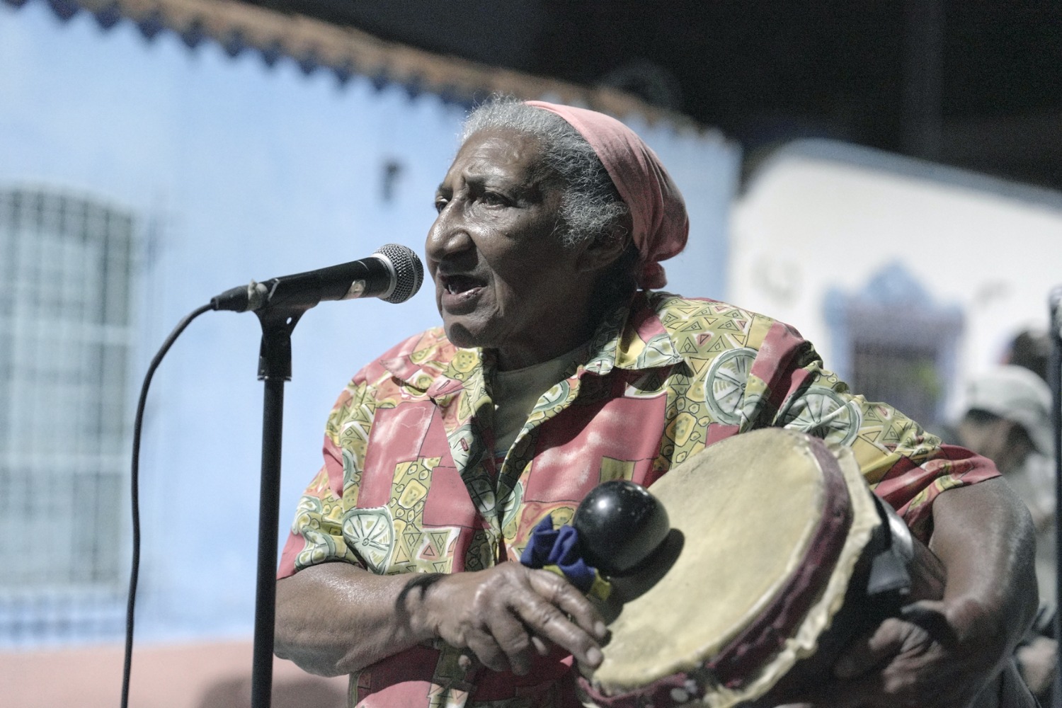 Una señora muy mágica, cantando una especie de baguala y recitando