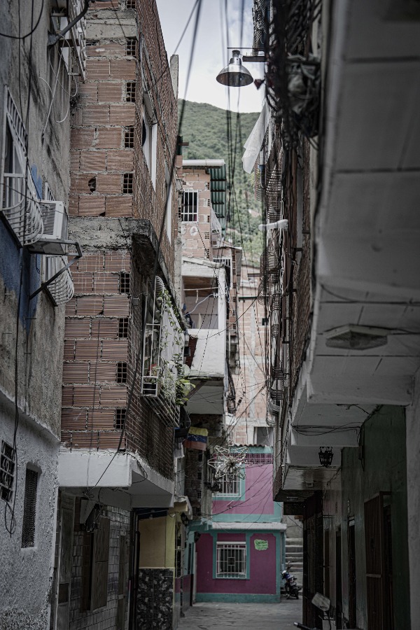 Pasillos intrincados en los barrios populosos de Caracas