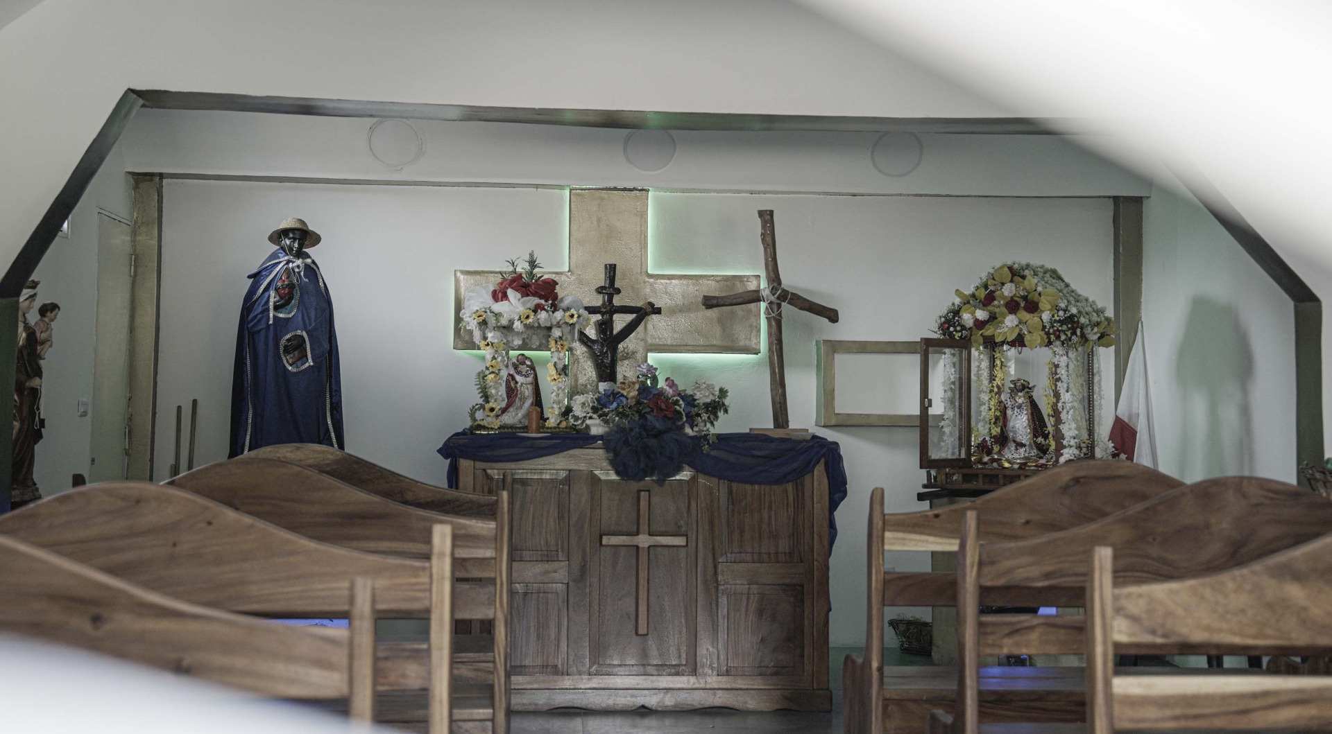 En las parroquias el sincretismo se muestra a puertas abiertas. Llama la atención que los pobladores se apropien de los espacios sagrados con actividades comunitarias