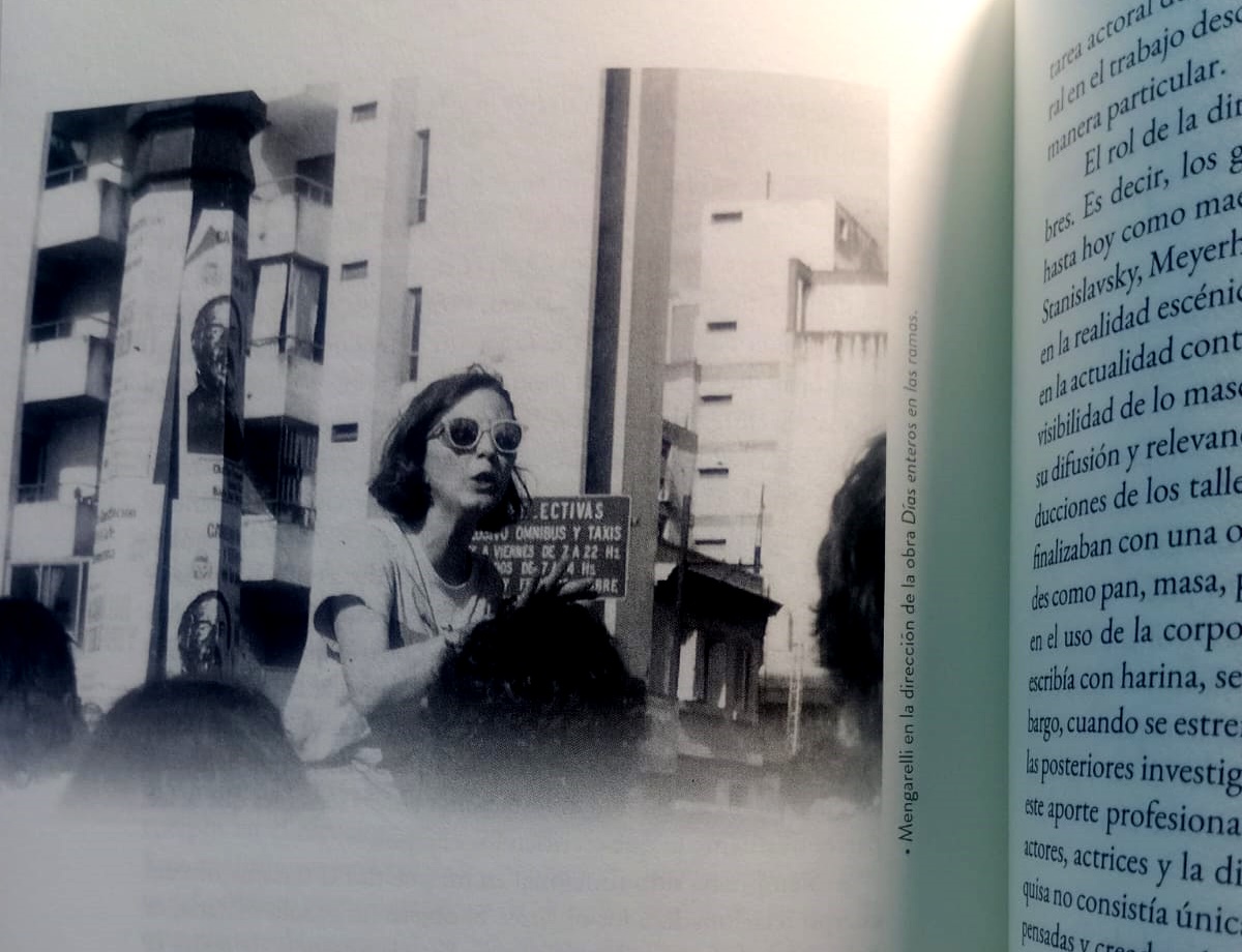 Graciela Mengarelli dirigiendo (extraído de "Helecho Teatral)