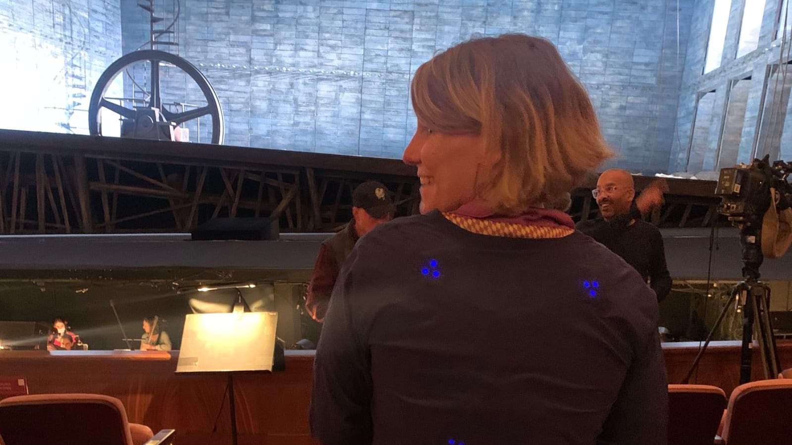 Carrie probando la SoundShirt durante un ensayo de la Ópera Lírica. Las luces indican dónde se produce la vibración en el cuerpo mientras la orquesta toca.  Imagen tomada de www.axios.com