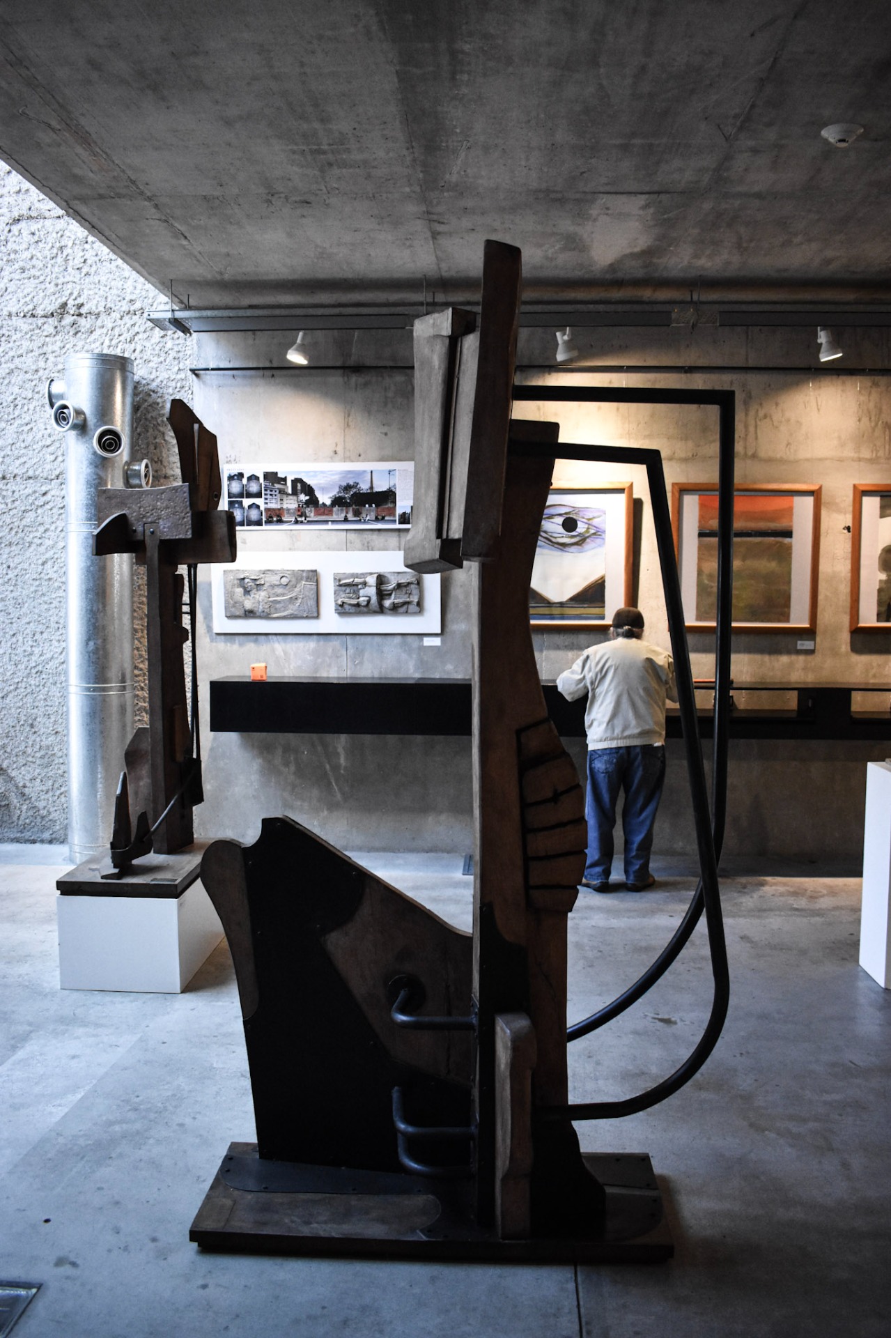 El hombre Tábido, y detrás el artista