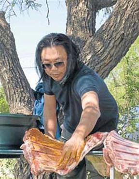   Rirkrit Tiravanija preparando la obra del asado