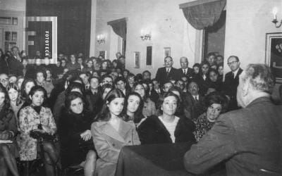 Fotografía en blanco y negro de Jorge Luis Borges dando una conferencia.