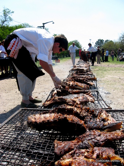 Rirkrit Tiravanija preparando la obra del asado