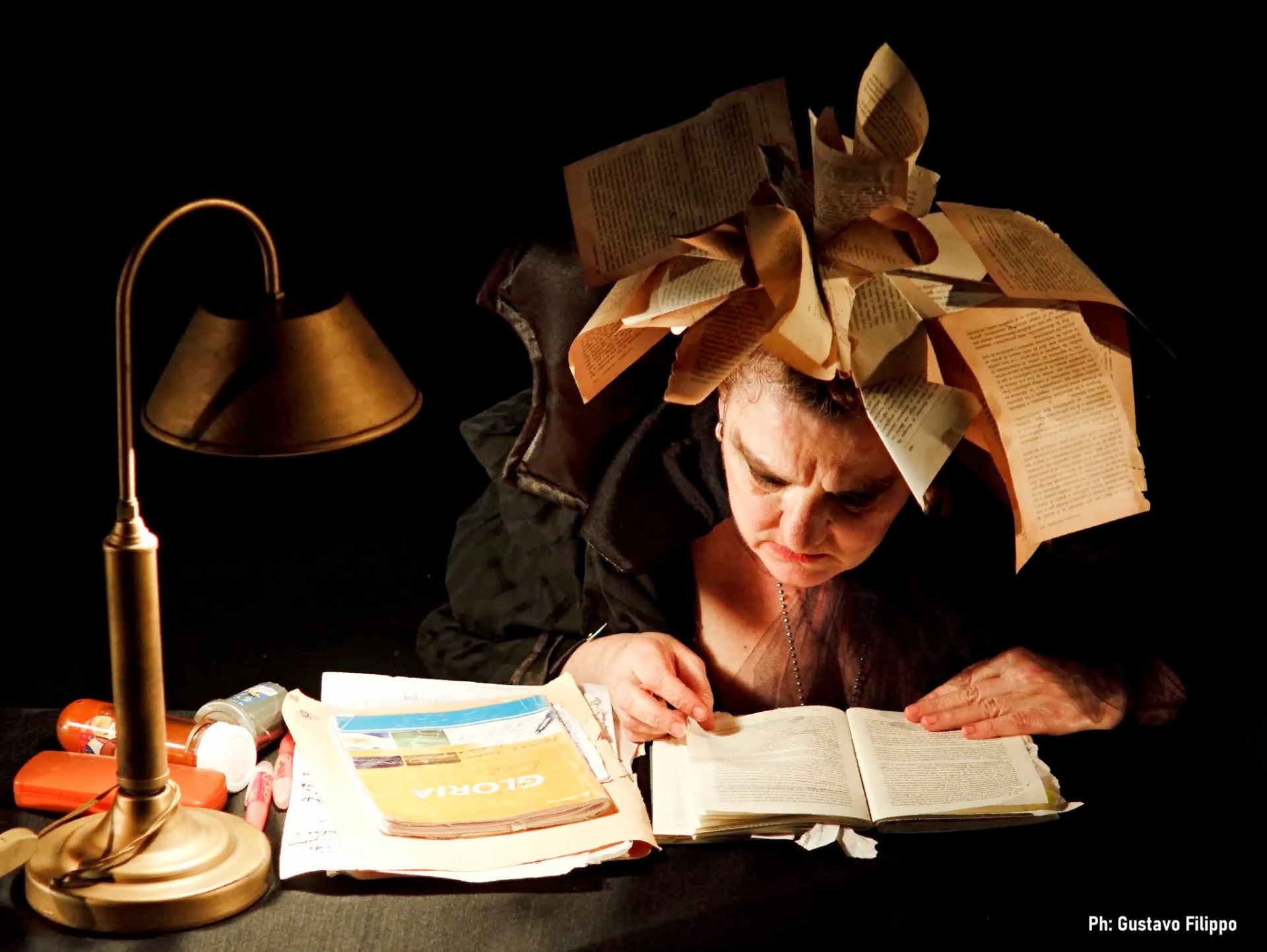 Galia Kohan en "Aliento de ácaros", Teatro La Cochera. Tocado realizado por Giovanni Quiroga Pucheta. 