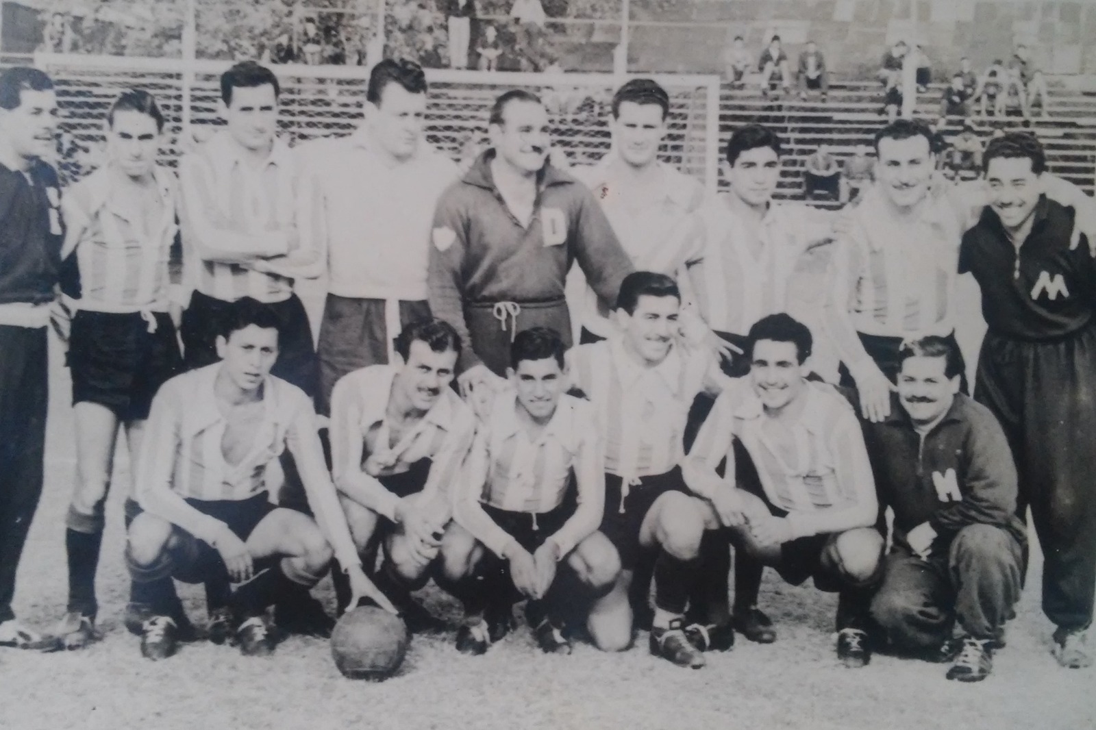 Con la casaca de los Mates, subcampeón de 1958, el segundo de pie desde la izquierda