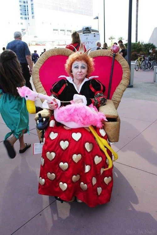 Cosplay del personaje la “Reina de Corazones” de la película Alicia en el país de las maravillas. Foto sacada de la página web www.okchicas.com