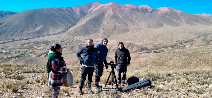Olga presidenta de la Comunidad de Colanzulí con el equipo de El Camboyano Producciones