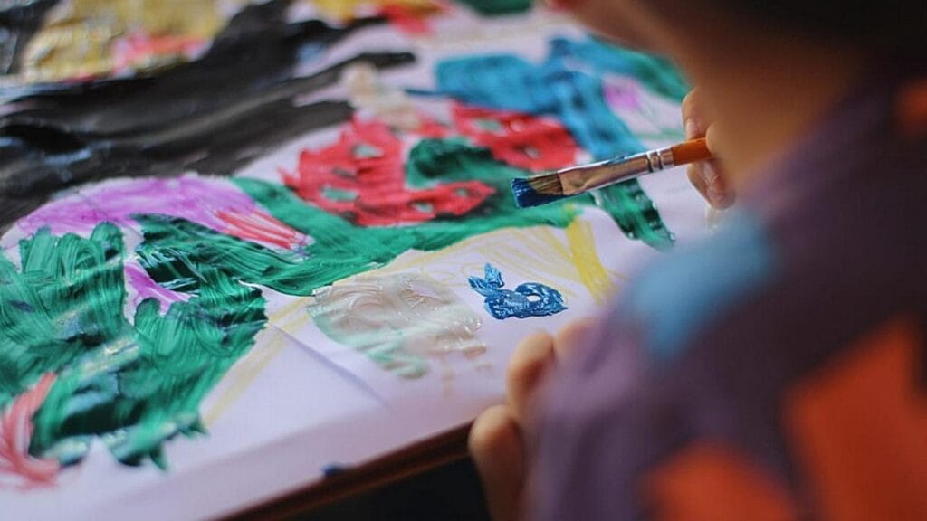 La imagen muestra a un niño con un pincel en la mano derecha pintando de ArTEA. Fotografía tomada de la página web www.cultura.cordoba.gob.ar