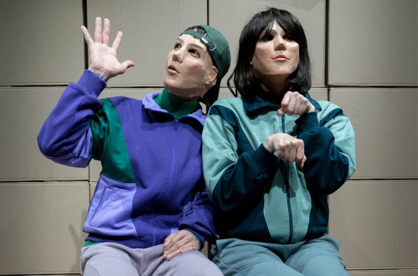 La imagen muestra a dos personas. Representan la obra “Robot”, una obra de teatro que representa la neurodiversidad como potencia creativa. Fotografía tomada de la página web www.senadis.gob.cl